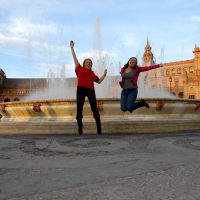 Amigas divirtiéndose el la Plaza de España, Sevilla –  Yesica Alvarez