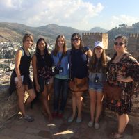 Disfrutando la visita a La Alhambra con mis amigas nuevas – Stephanie J. Velasco (EEUU)