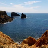 Entre rocas y mar – Pedro Manuel Ruiz de Castroviejo Teba