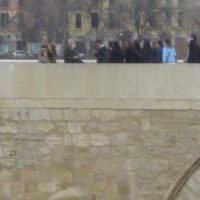 Estudiantes sobre el antiguo puente romano – Jakob Sumearll