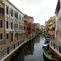 Fila de barcas en el canal – Elvira López Lorca (España)