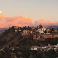 Que me recordarás, con un bonito vestido, mirando la puesta de sol