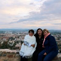 Las tres juntas en Granada mi mamá, mi madre de España, y yo  – Amy Sanders