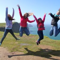 Saltando en el borde de los Acantilados de Moher – Hannah Gallagher