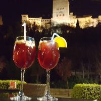 Sangría delante de la Alhambra – Cara Mitrano